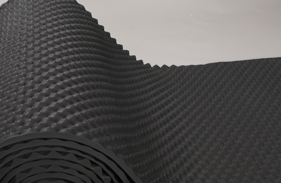 Sound-absorbing rubber foam surface